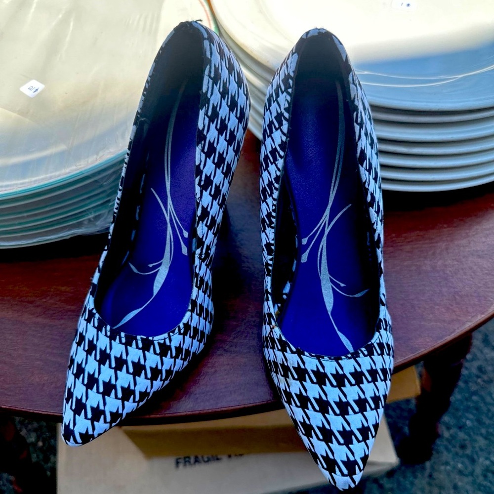 Black and White Work Shoe Size 6